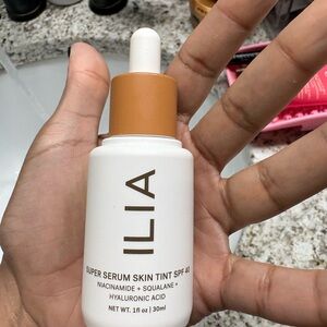 ILIA Super Serum Skin Tint SPF 40 - White and Tan